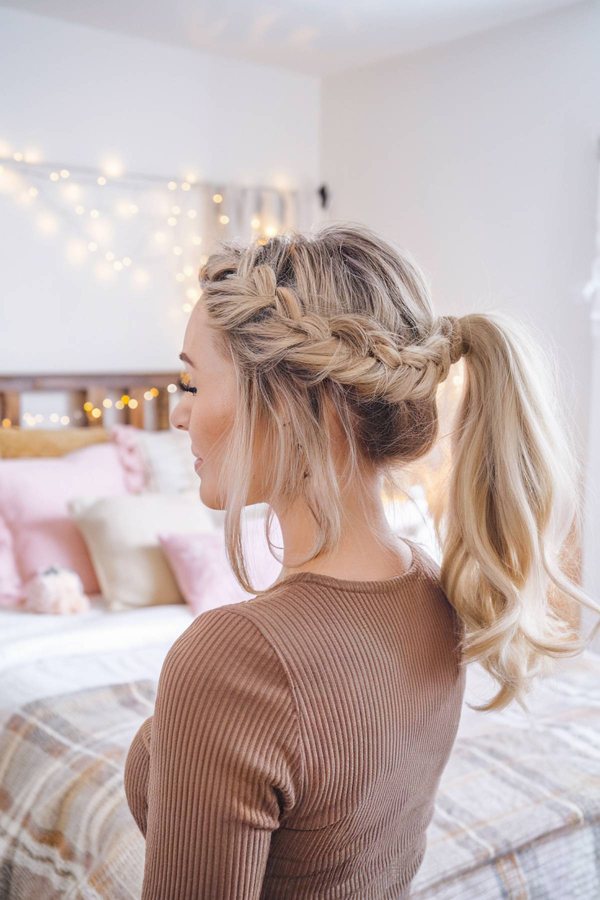 Quick fall hairstyle with a braided ponytail for an easy yet trendy look