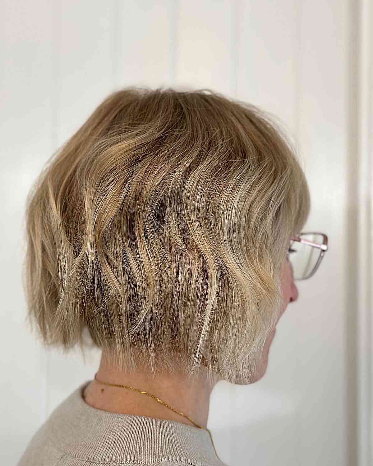 Razored Wavy Short Bobbed Hair with Jagged Ends