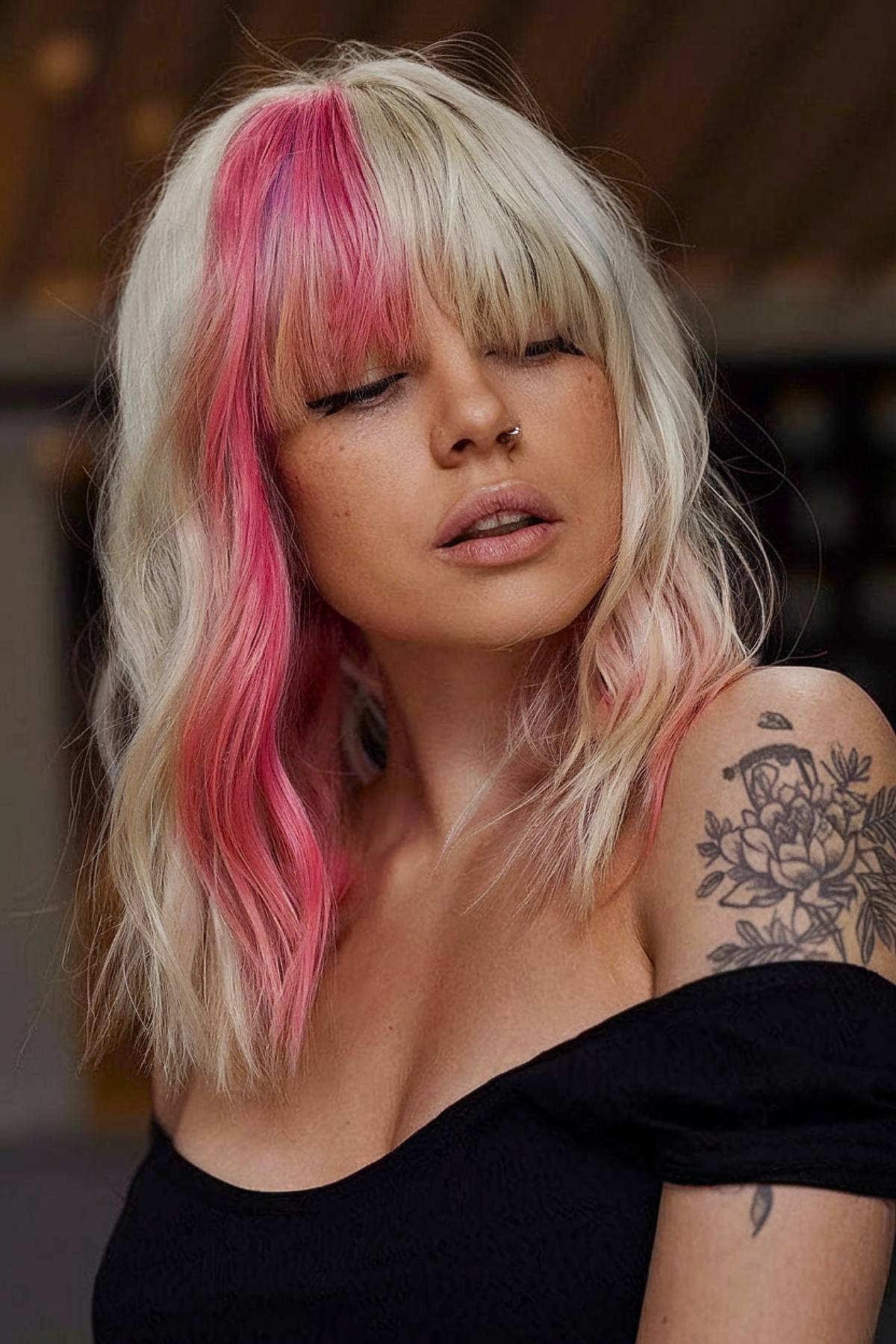 Y2K-inspired medium length layered haircut with pink highlights