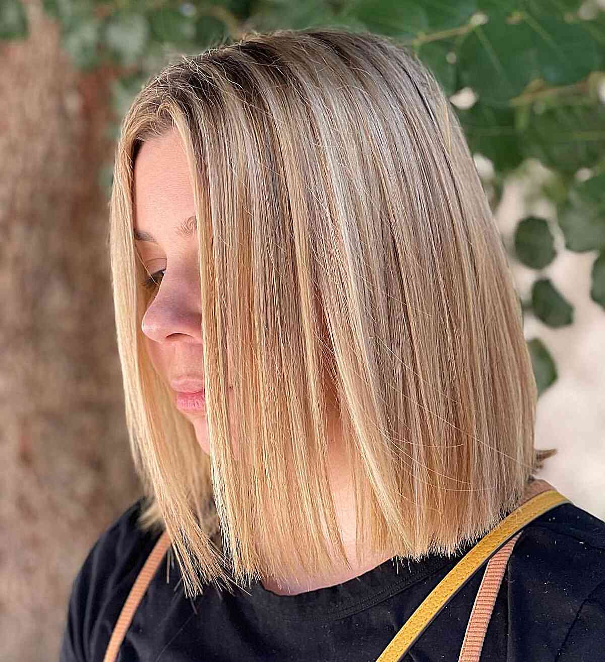Shoulder-Grazing Sleek Blonde Slob Hair with Root Smudge