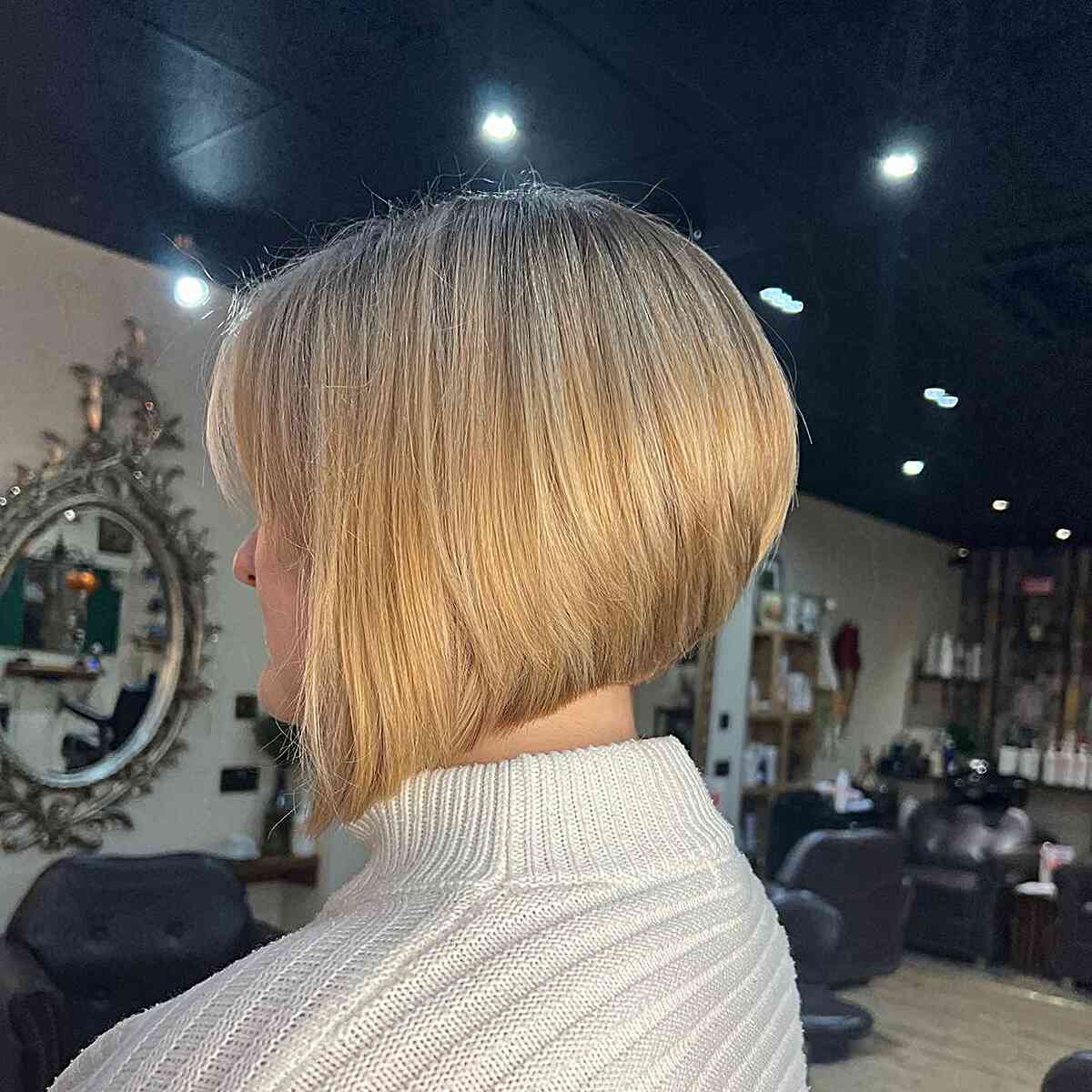 Short Blonde Graduated Bob Hair with Angled Layers