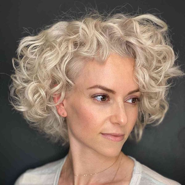 Short Curly Haircuts For Oval Faces 600x600 