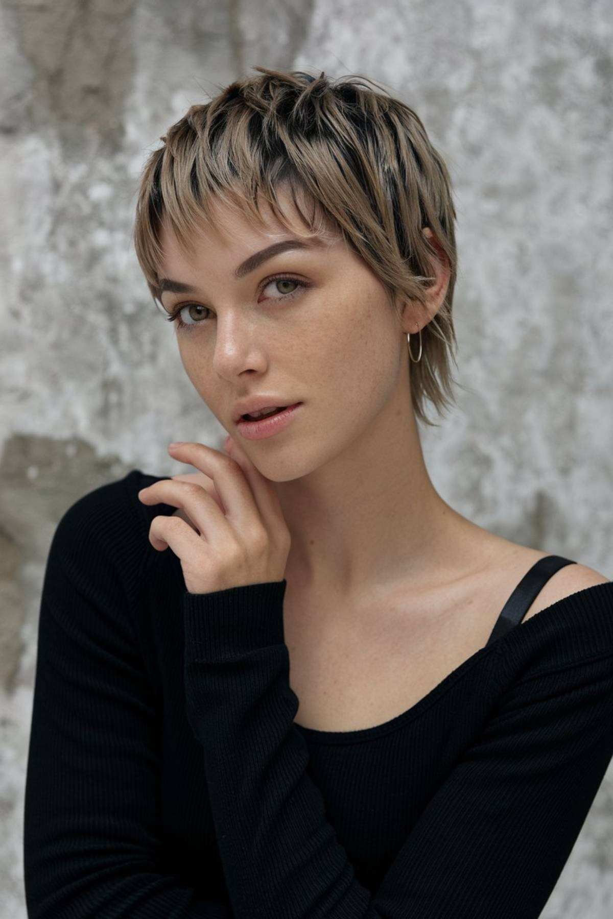 Short hairstyle with highlights for thin hair