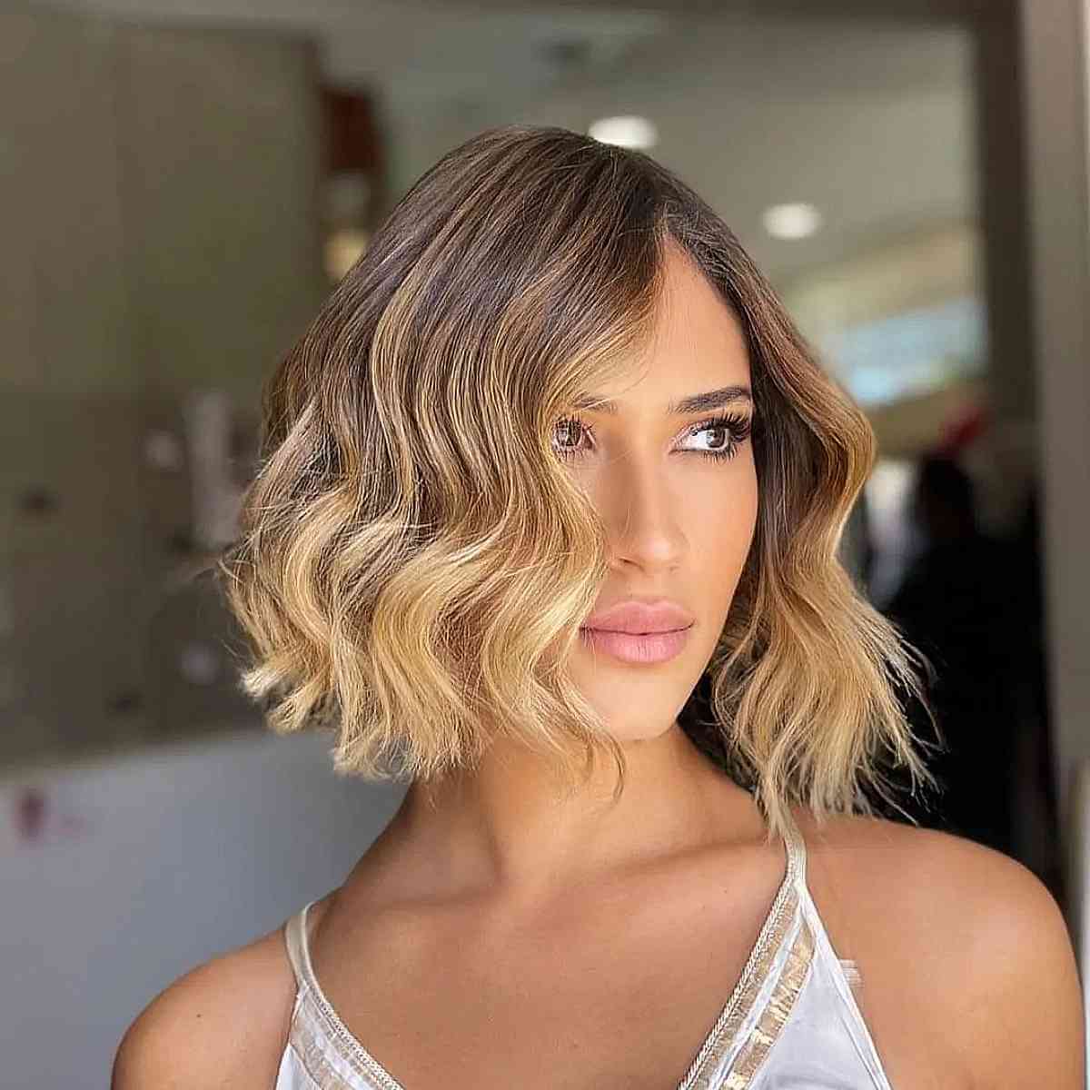Short haircut for oval faces and wavy hairstyles