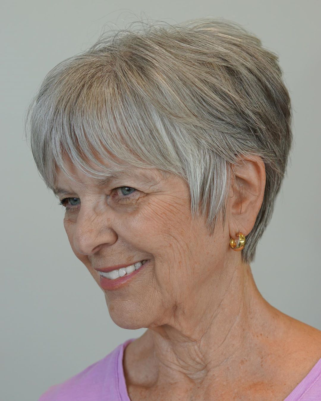 Стрижка пикси на средние волосы для женщин за 60 с овальным лицом фото с челкой