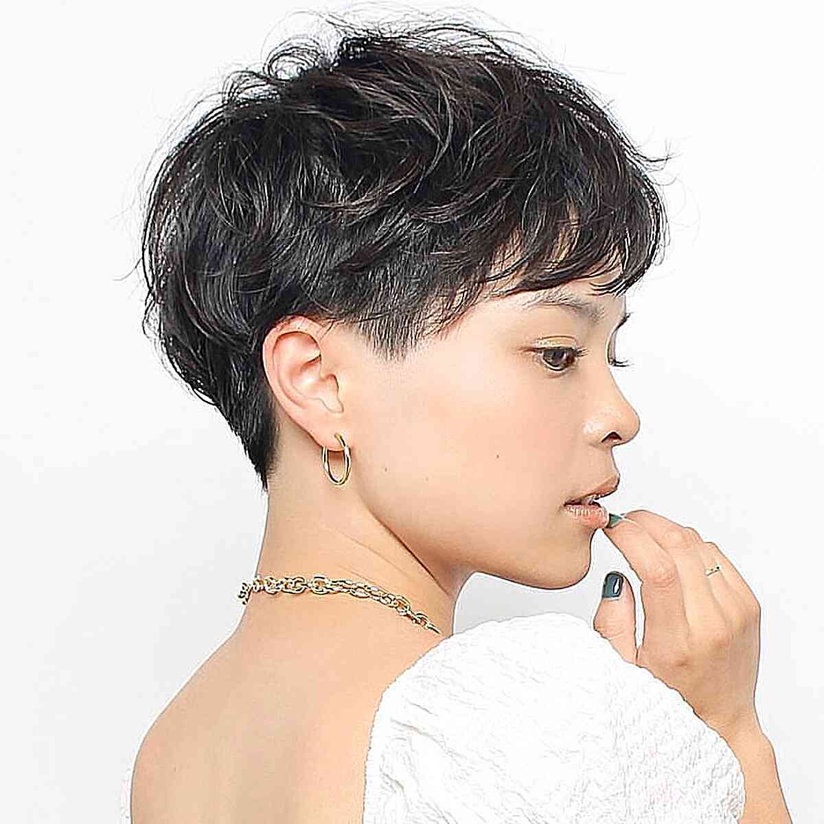 Corte de pelo corto en capas para chica asiática