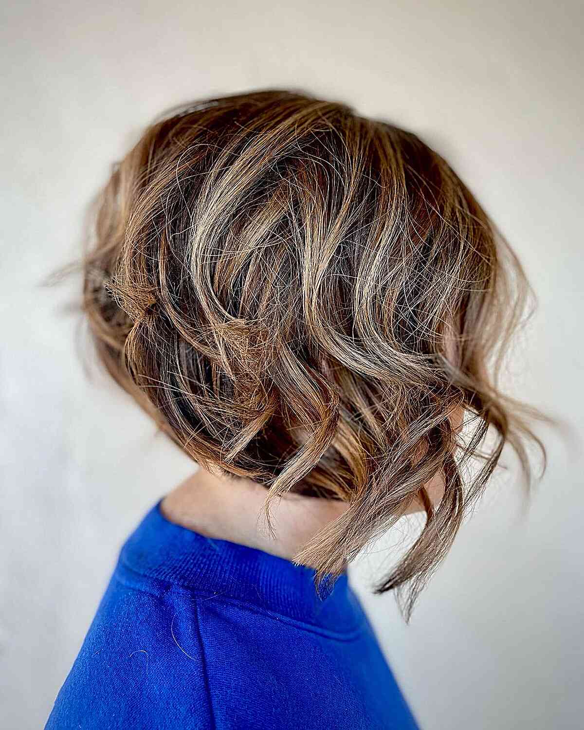 Short Layered Bob with Caramel Highlights and Dynamic Curls