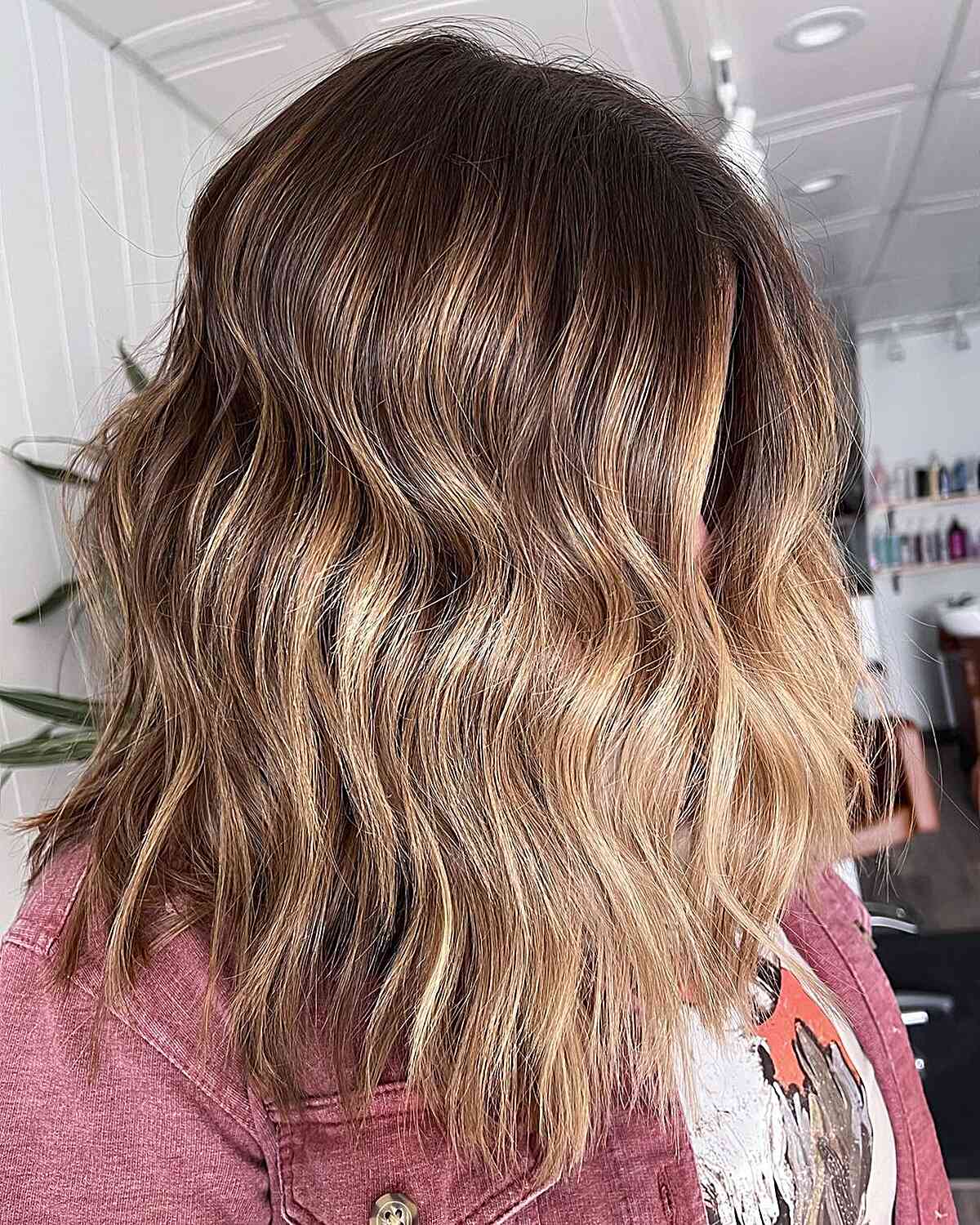 Shoulder-Grazing Choppy Haircut with Face-Framing Blonde Balayage Highlights