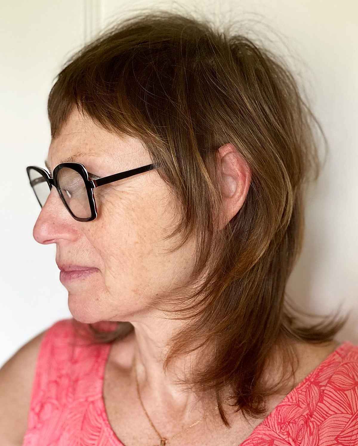 Peinado de longitud media con gafas para mujeres de sesenta