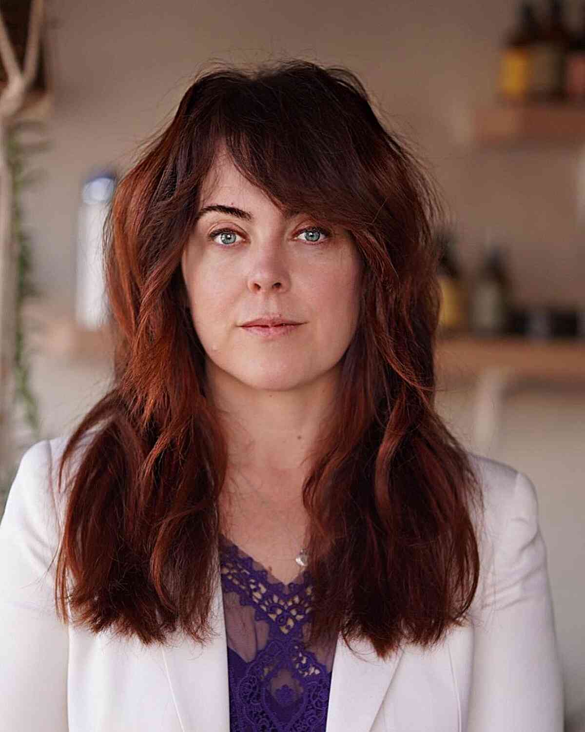 Side Fringe and Messy Layers on Long Haircut with Wavy Style