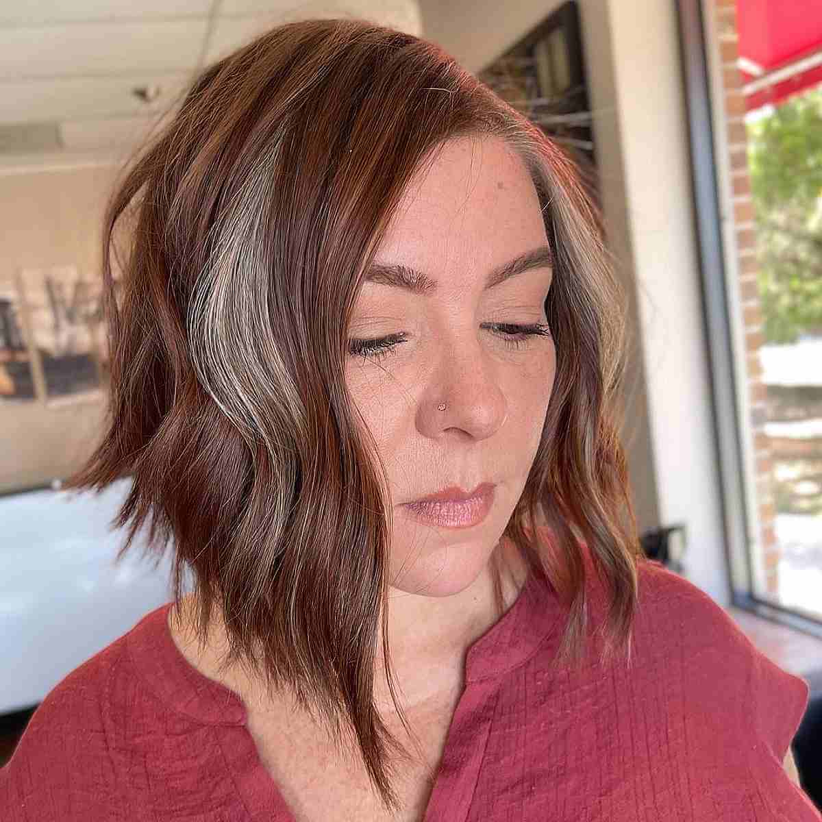 Side Part Wavy Bob with Jagged Ends for Ladies Over Forty
