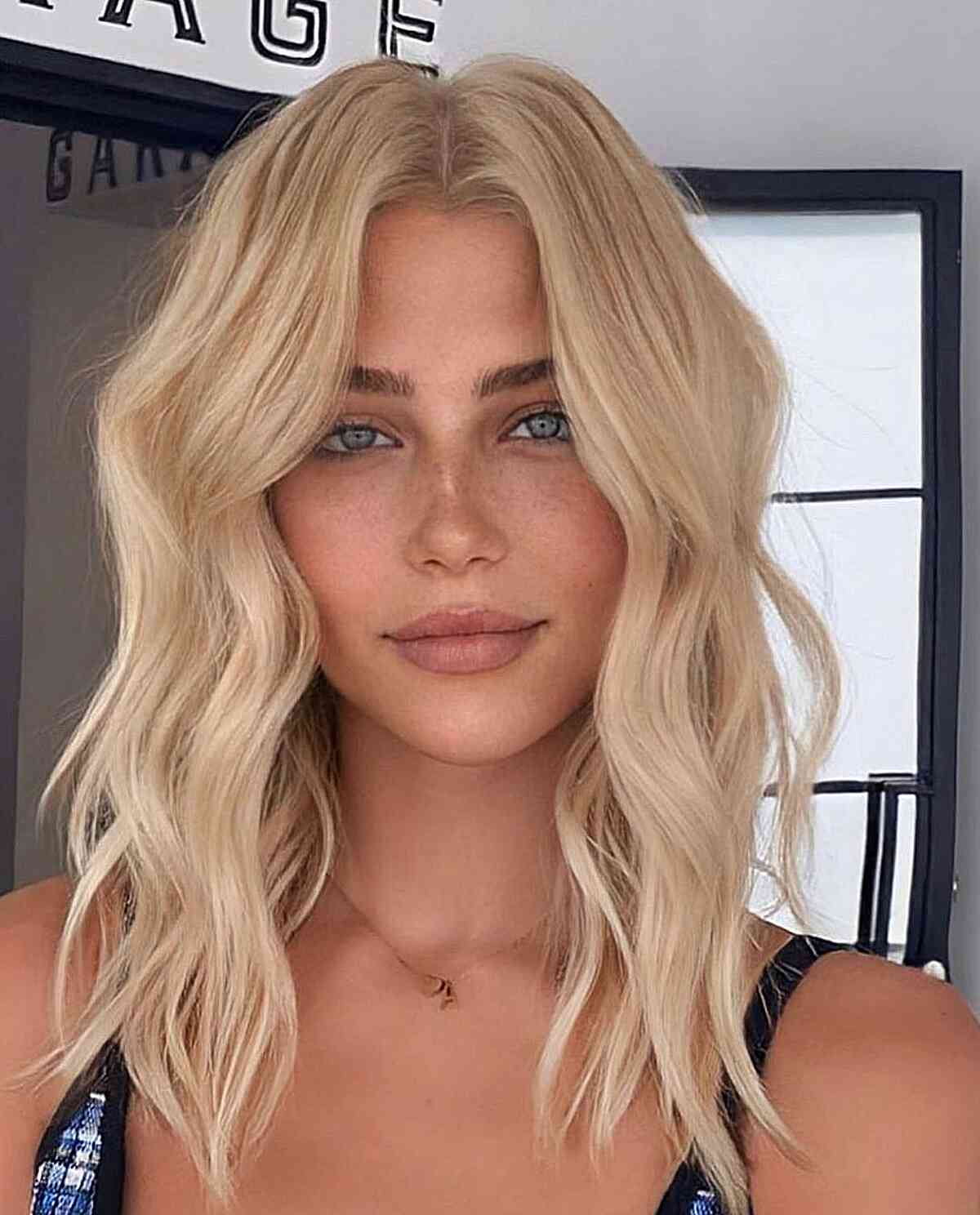 Simple Y2K-Inspired Middle Part Beachy Waves Hairstyle