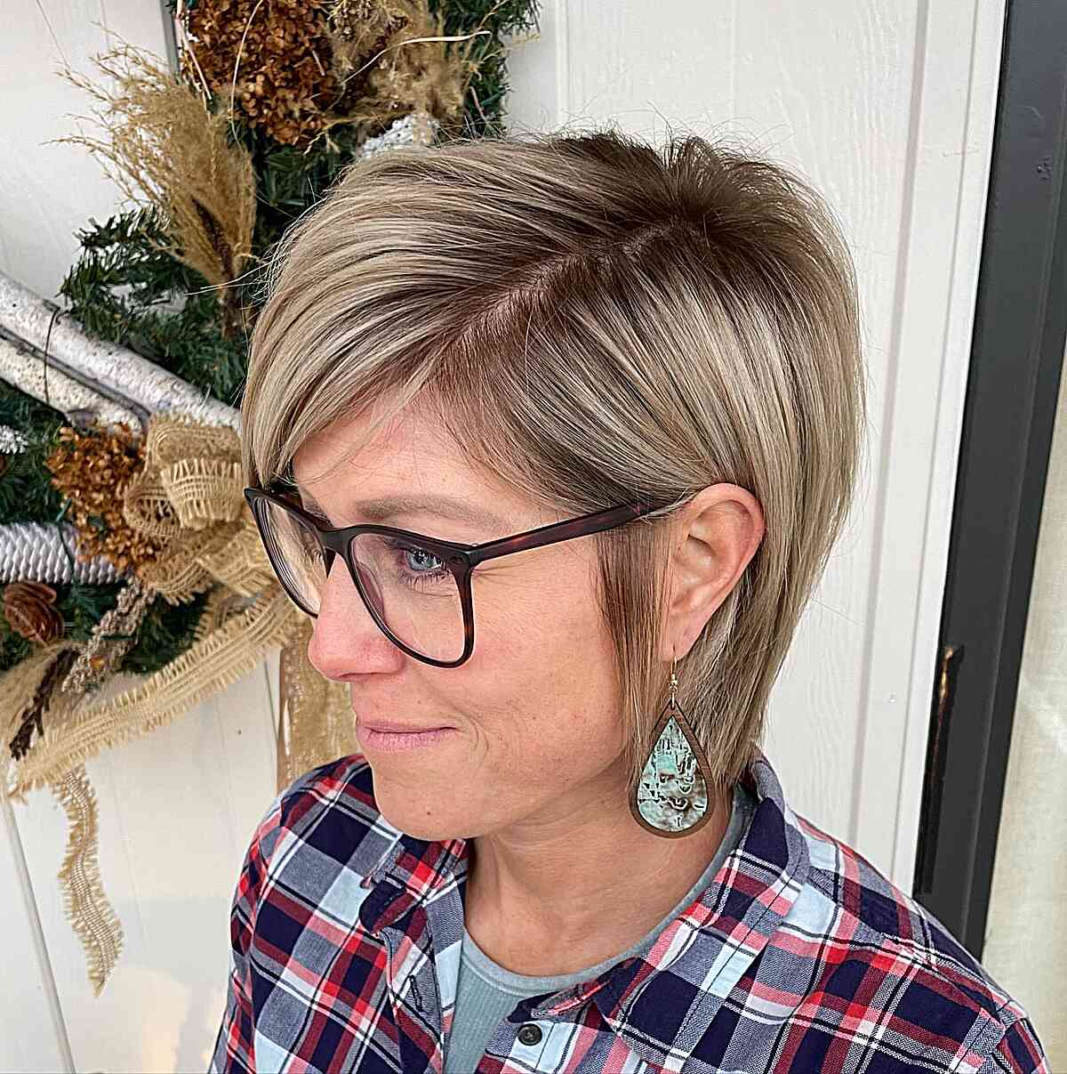 Sleek Side-Parted Bixie for 50-Year-Old Women's Short Blonde Fine Tresses