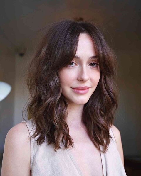 Pairing Curtain Bangs with Wavy Hair? 22 Best Ways to Do It