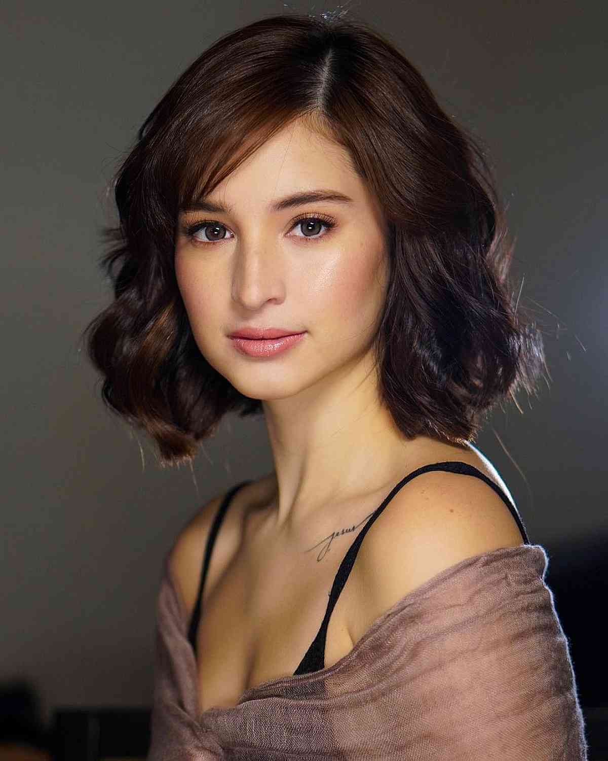 Soft Neck-Length Wavy Bob with Side Bangs