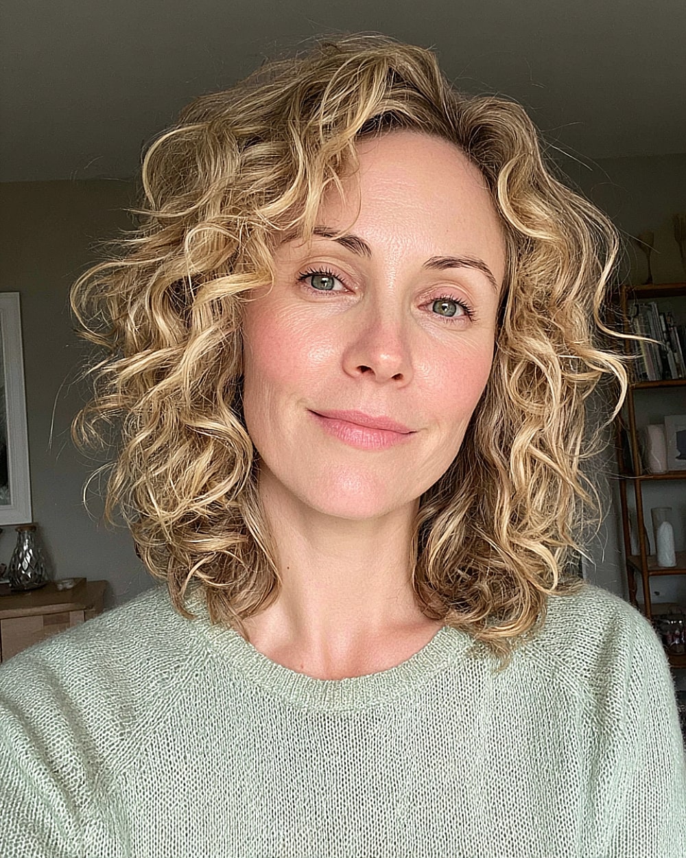 Soft spiral curls with light layers and natural volume