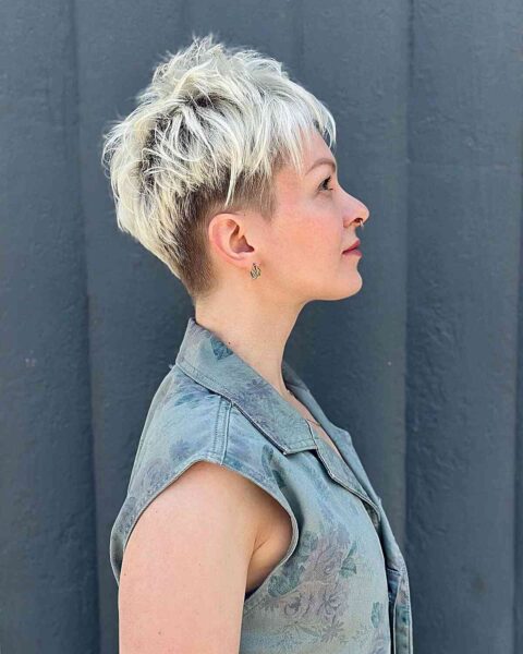 a Stylish Platinum Pixie Cut with Dark Roots for Thick Hair