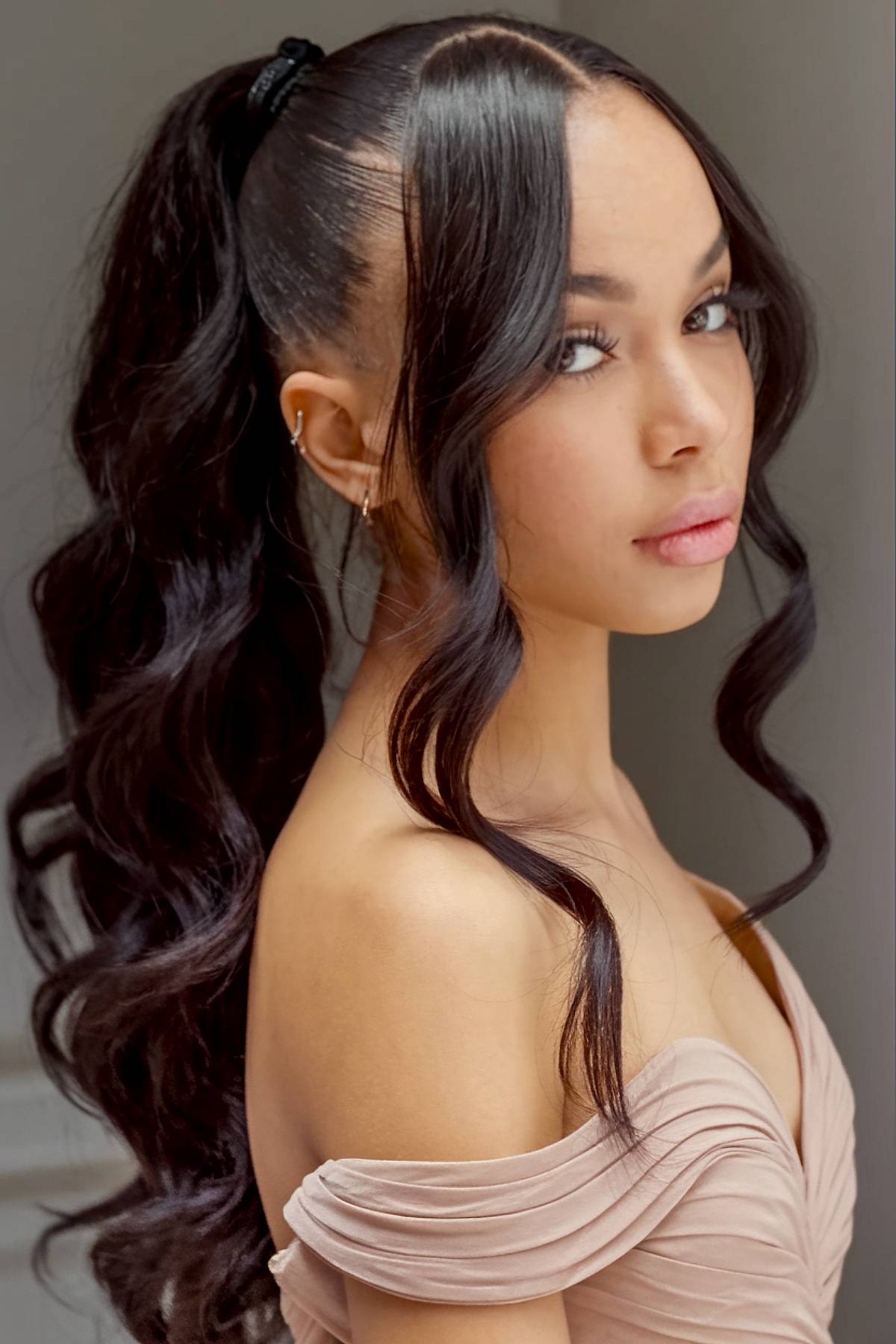 High ponytail with loose curls