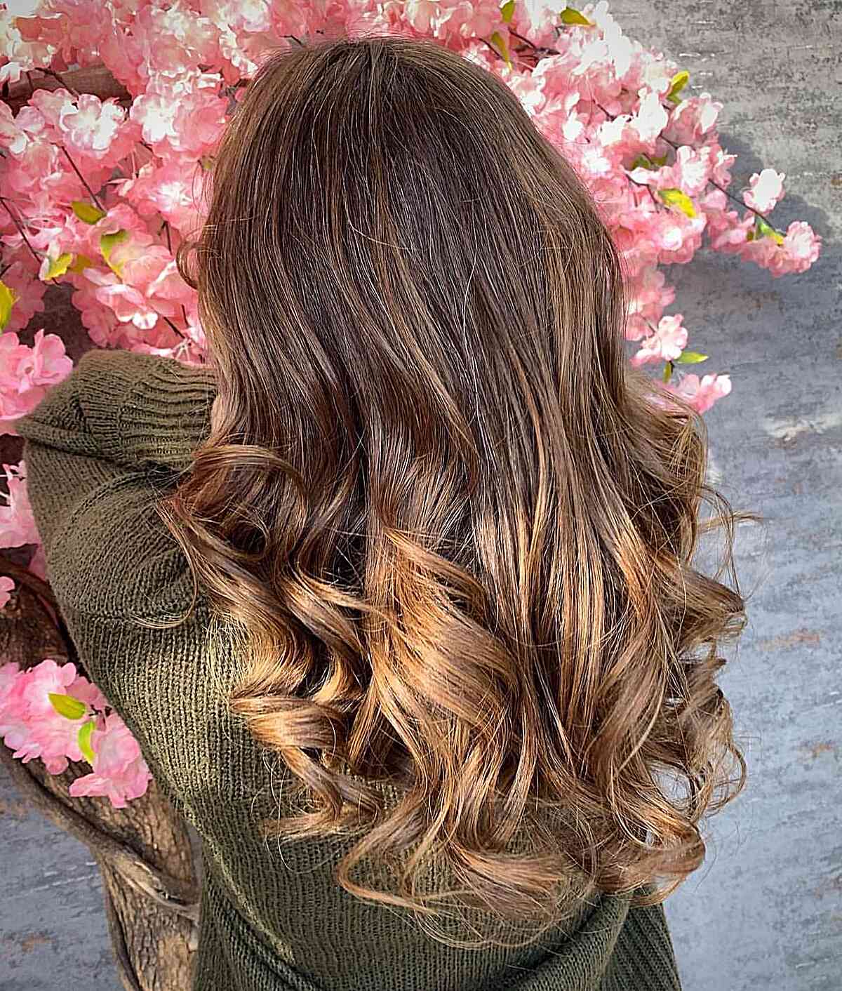 Sun-Kissed Gold Ombre Hair on Dark Brown Base with Wavy Layers