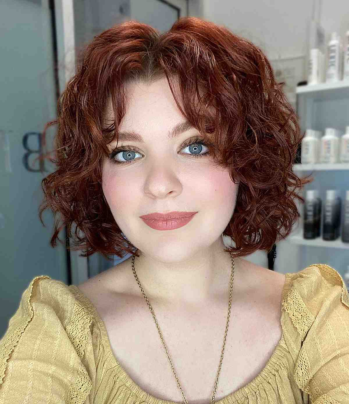 Textured Middle Part Short Bobbed Hair with Natural Curls