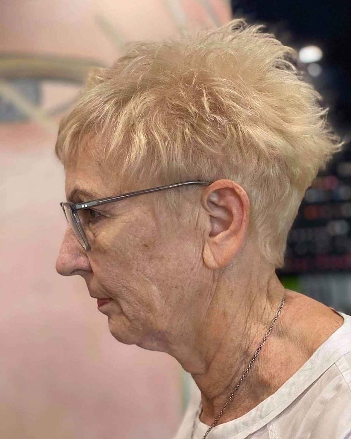 Corte Pixie con textura para mujeres mayores con gafas