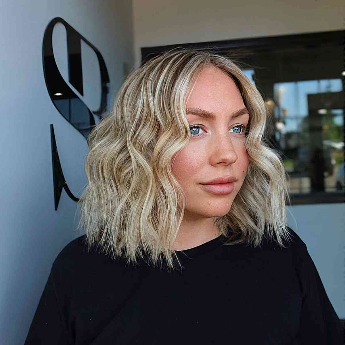 Texturized and Medium Layered Lob for Round Face Shapes