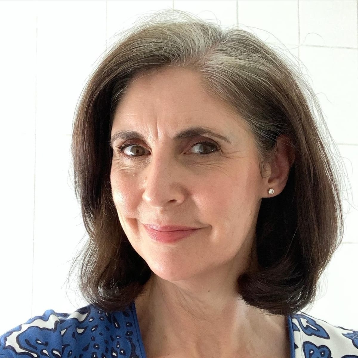 The long bob for a woman over 50 with a round face