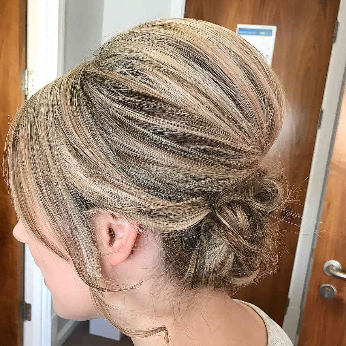 Timeless and Elegant Short Wedding Hairstyle with Blonde Undertones