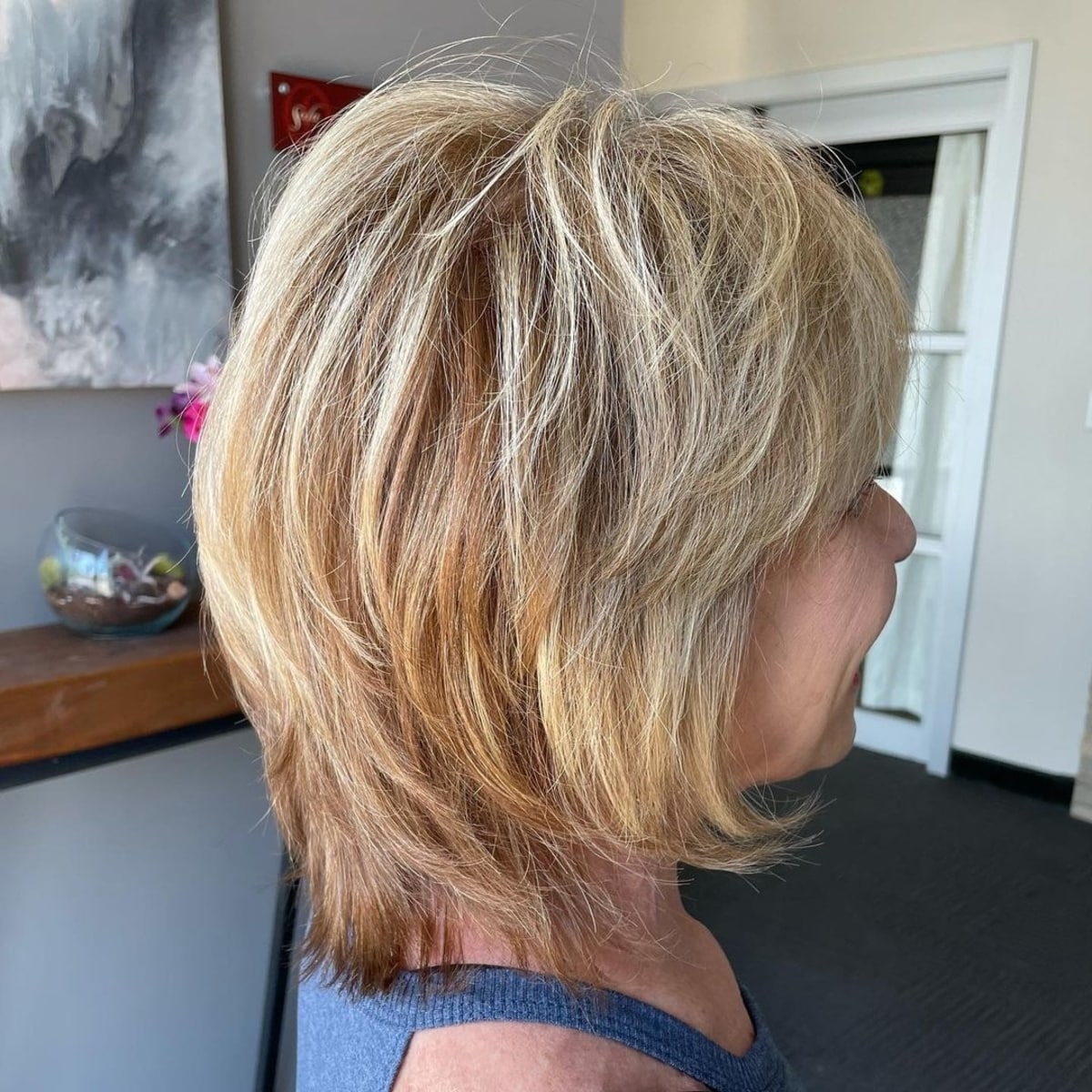 Uneven lob with highlights and feathered layers