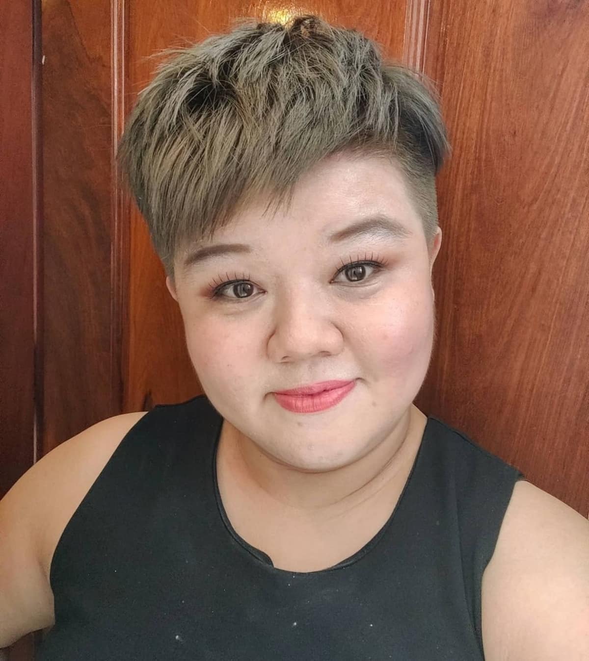 Very short pixie cut for a round face