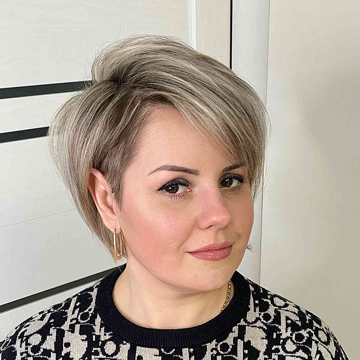 Voluminous Lixie Haircut with Side Part for Round-Shaped Faces