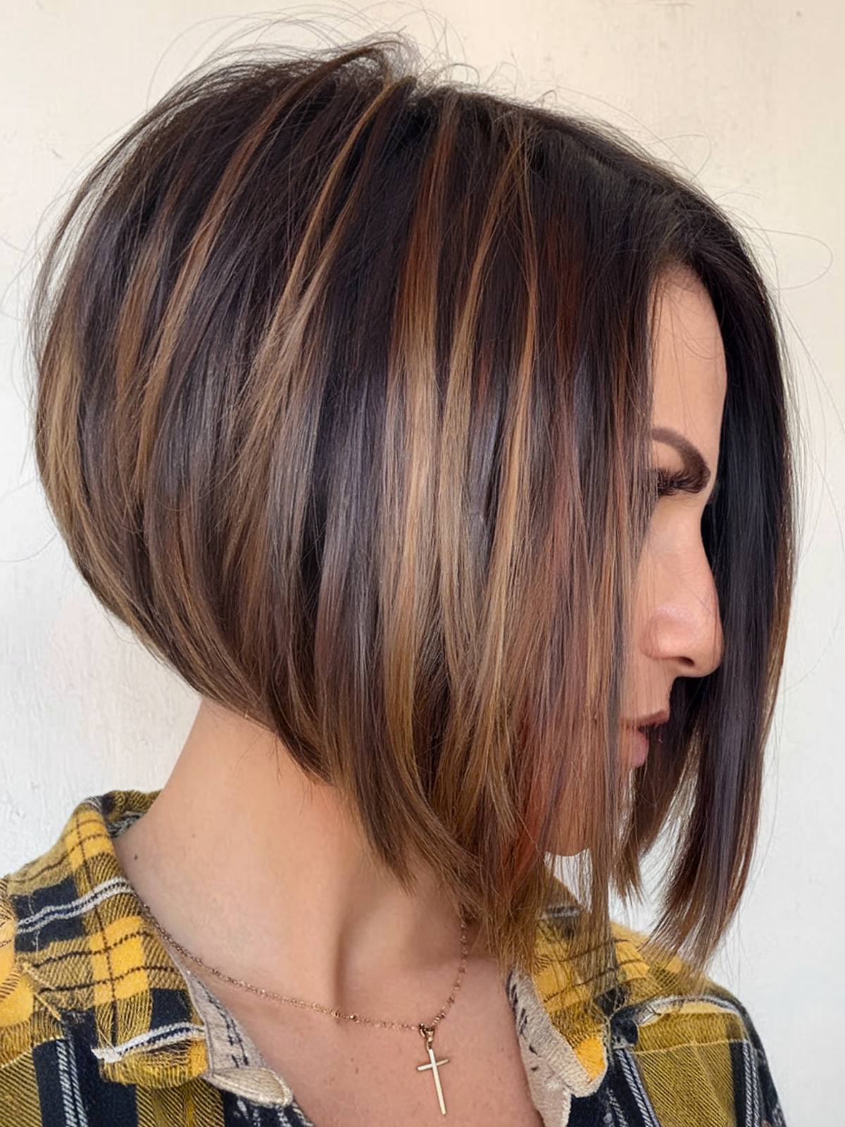 Volume-boosting angled bob haircut with caramel highlights