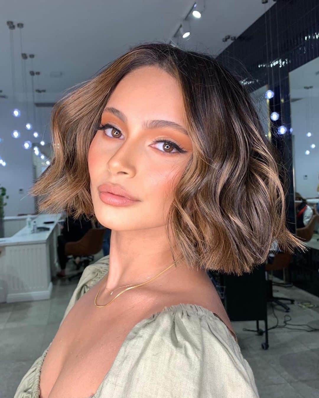 wavy bob with blonde highlights